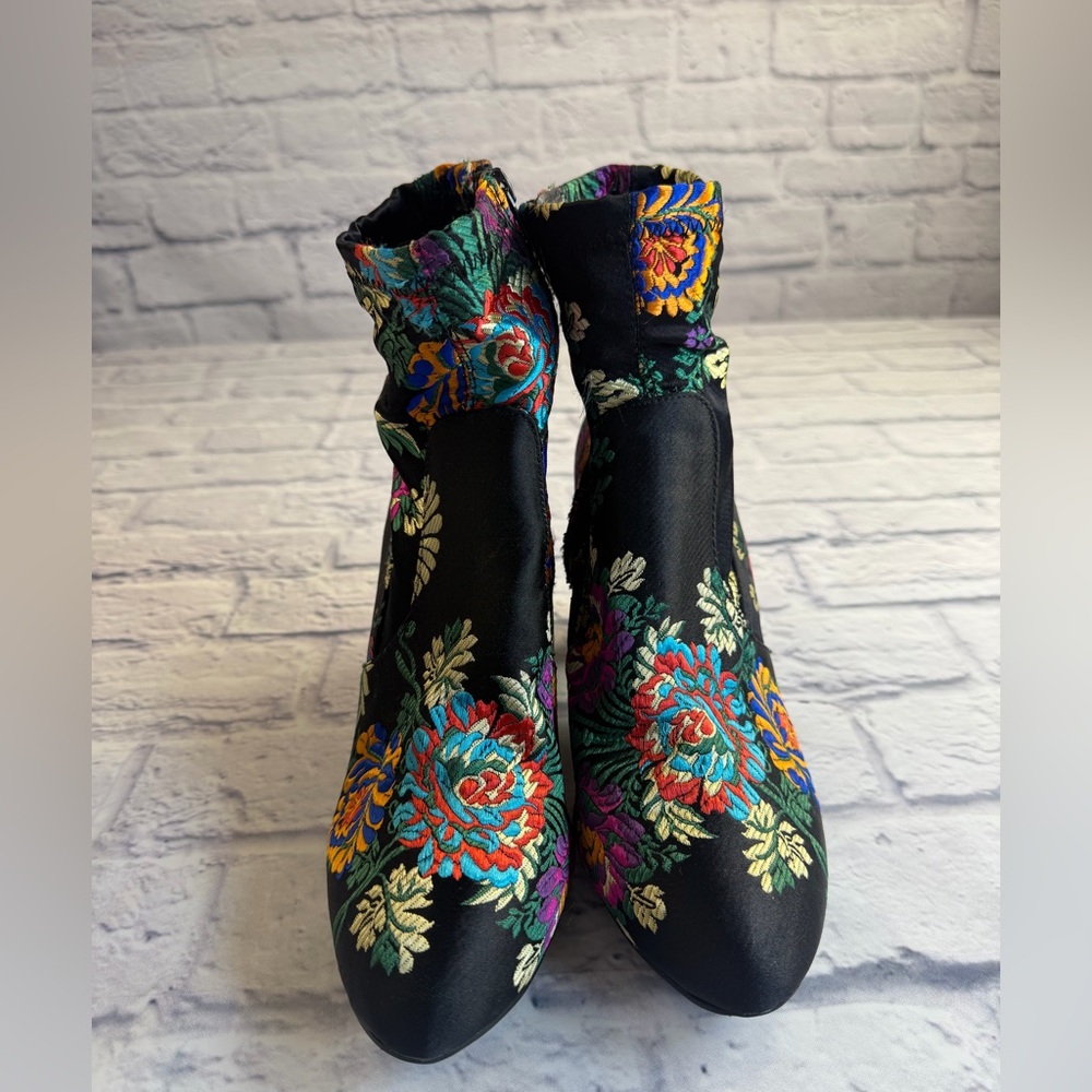 Steve Madden Multicolor Embroidered Ankle Boots. Size 9. - Picture 2 of 6